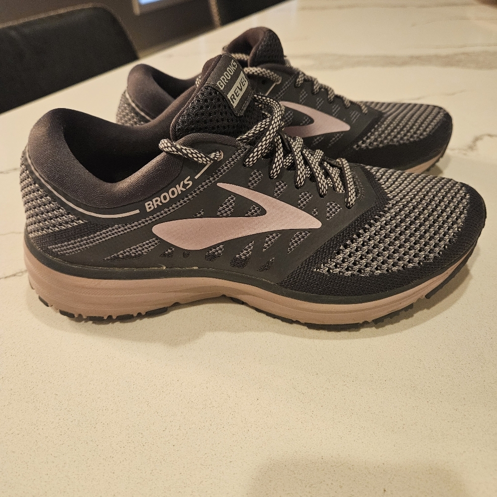 BROOKS REVEL WOMEN RUNNING